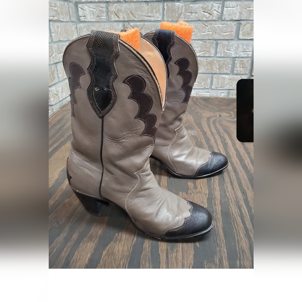 8 1/2 Justin Boots Two-Tone Heeled Western Boots